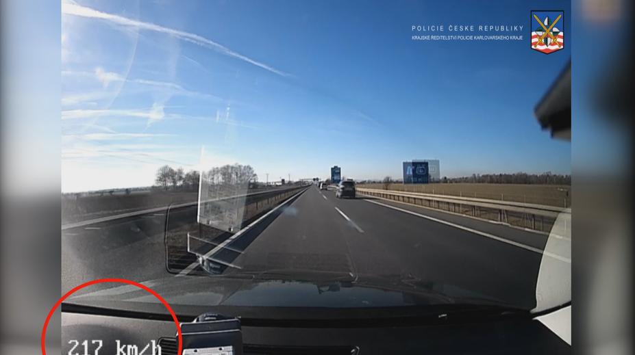 Pirát silnic na D6 předjel policejní hlídku. Letěl rychlostí 217/km!