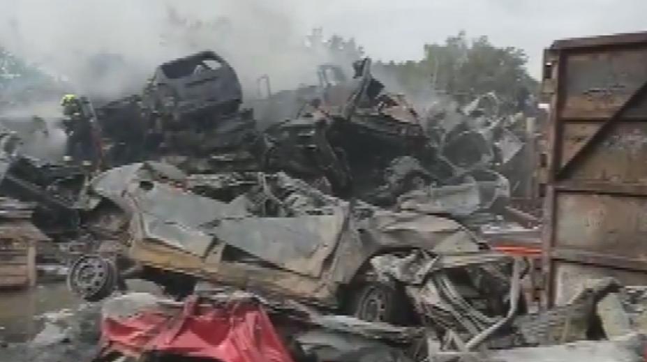 Vrakoviště v Praze pohltily plameny, dým byl vidět kilometry daleko