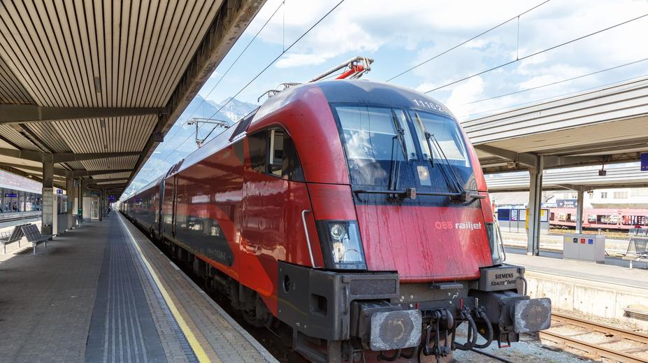 Railjet byl kompletně přeplněný. Cestující museli vystoupit z vlaku ven a jet jinak