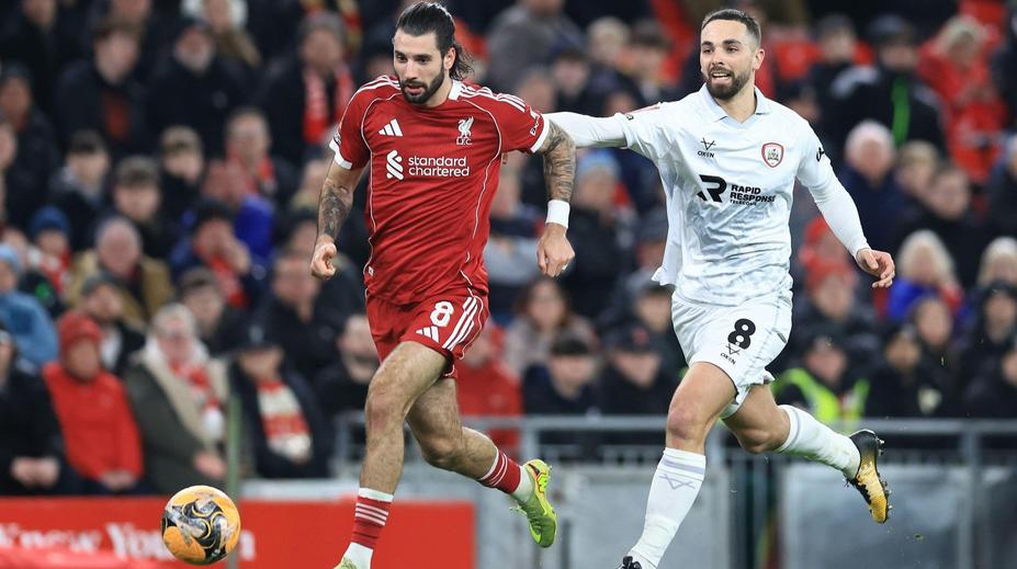 Parádní rána i šílená chyba. Záložník Liverpoolu nakonec slavil postup