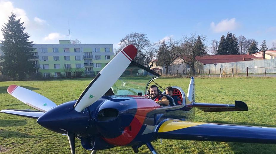 Třístovkou ve vzduchu a silné přetížení. Reportér Novy okusil akrobatické létání