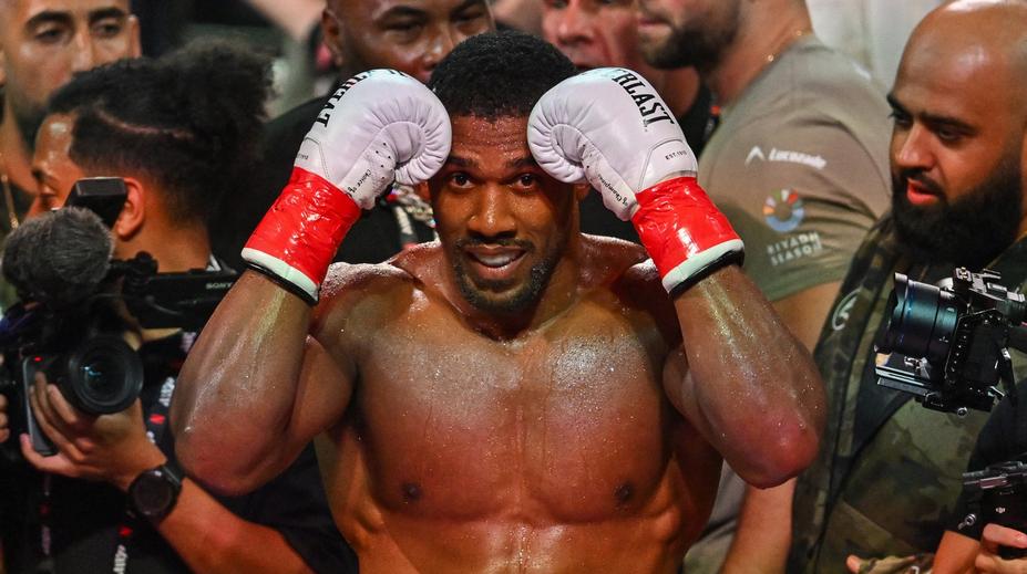 Boxer Joshua vyjádřil úctu zemřelým kamarádům. Sdílel emotivní vzkaz