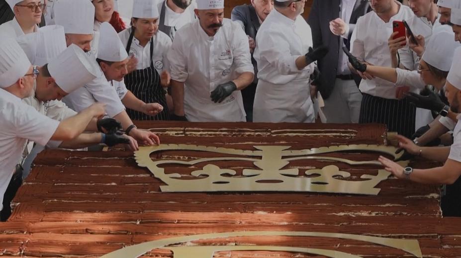 Nový světový rekord. Cukráři připravili nejdelší tiramisu, napsali na něj i vzkaz