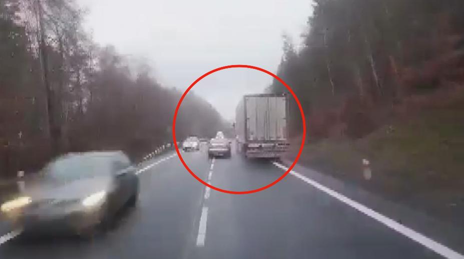 Předjíždění se změnilo v horor, k tragédii chyběl okamžik! VIDEO