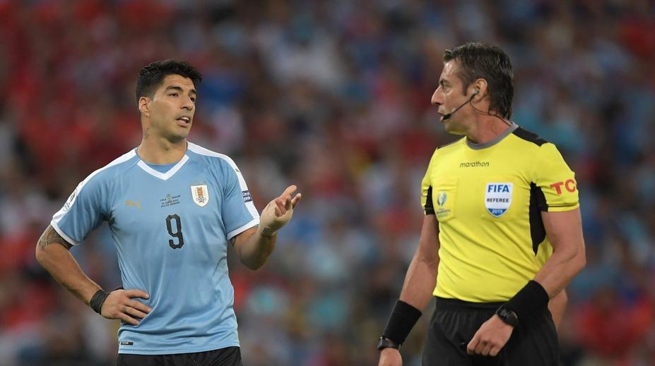Suárez chtěl penaltu za ruku, pak si uvědomil, že je to brankář