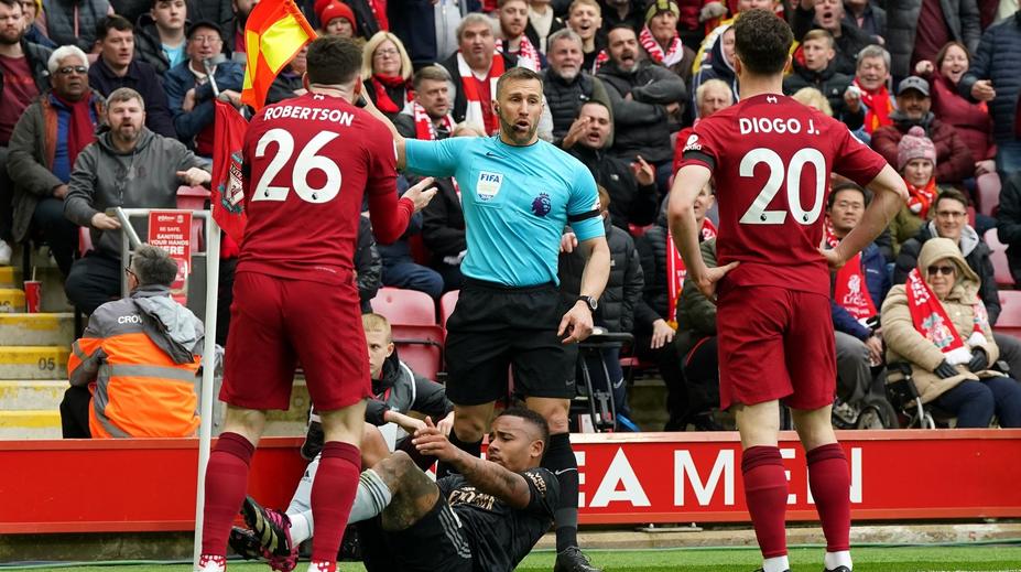 Rozhodčí naschvál trefil hráče Liverpoolu do obličeje. Ten navíc dostal žlutou kartu