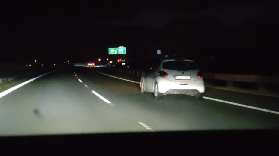 Podivné chování řidiče: Řítil se dálnicí rychlostí 150 km/h, světla měl vypnutá