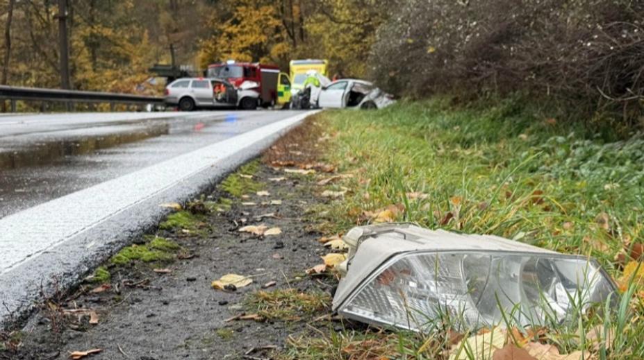 Tragická nehoda na Karlovarsku: Řidič škodovky měl řízení zakázané