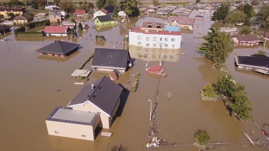 Nová Ves zapojila už třetí čerpadlo. I tak bude trvat, než se lidé vrátí domů