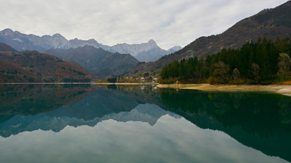 Mladík se šel vykoupat do zakázaného jezera v Itálii. Z vody vytáhli už jen tělo