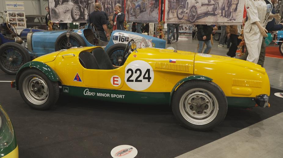 Letňany zaplnily stovky aut a motorek. Dorazil i pilot Formule 1