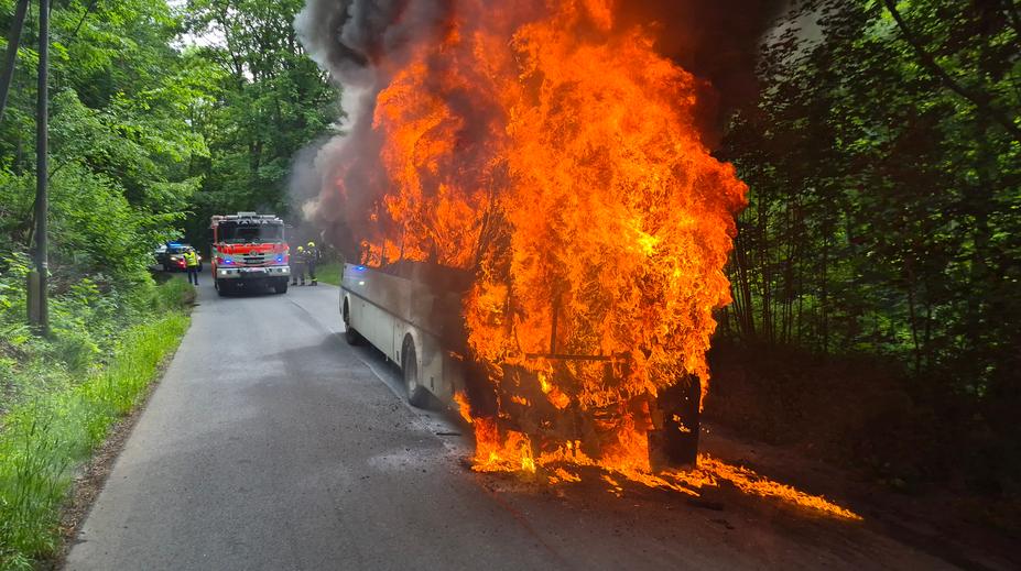 Autobus ve Vítkově začal za jízdy hořet. Pohltily ho plameny
