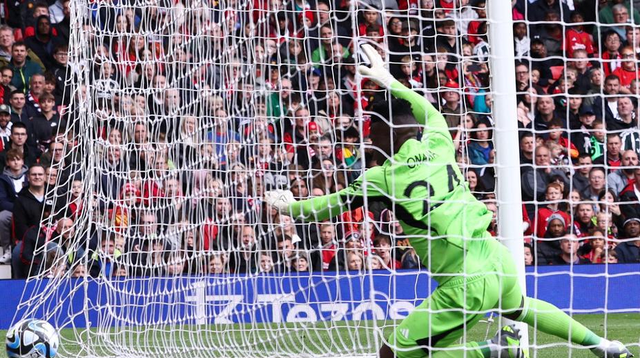 Nové posily United selhaly. Onana dostal gól z půlky, Mount minul prázdnou bránu