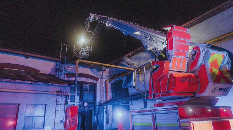 V Praze vzplála budova tiskárny. Hasiči museli nasadit i výškovou techniku