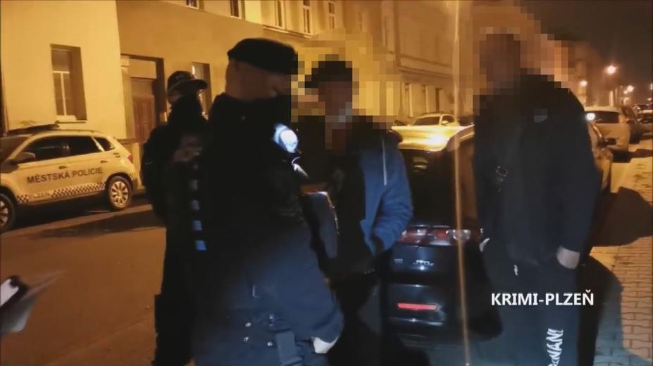 Skupinka mladíků skákala po autech v Plzni. Strážníkům vyhrožovala