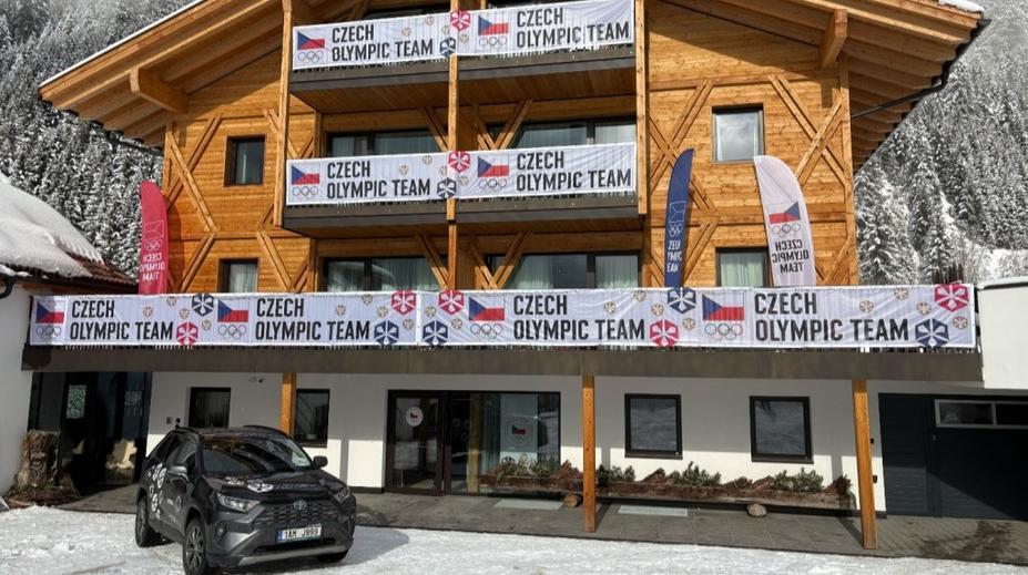 Totální vítězství. Biatlonisté stylově vyzdobili penzion, dovezli si i kuchaře