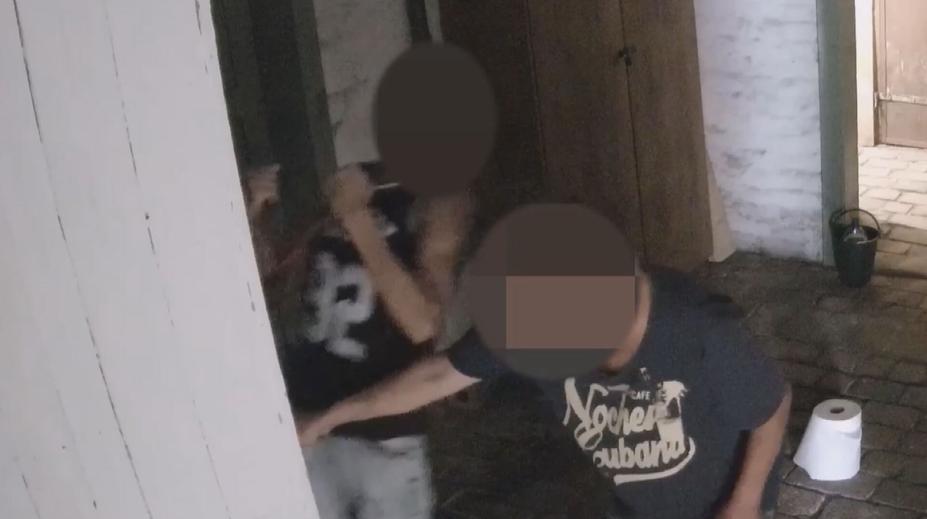 Zloděj šel přeštípnout zámek kleštěmi, ty mu vyrazily přední zuby