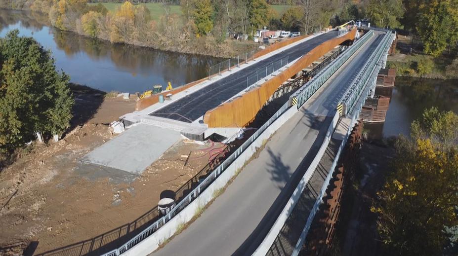 Na Pardubicku se na měsíc přeruší doprava. Silničáři napojí nový most