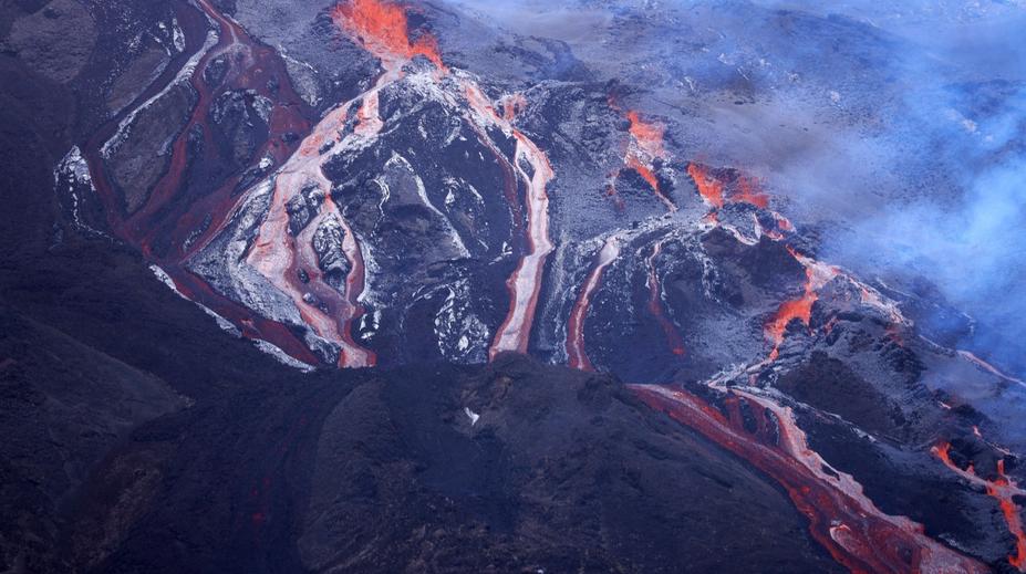 Francouzský ostrov vyhlásil pohotovost. Blíží se erupce sopky