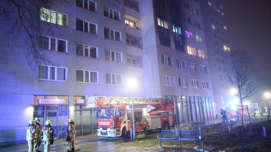 Děsivý požár paneláku v Berlíně nepřežilo dítě, další museli oživovat