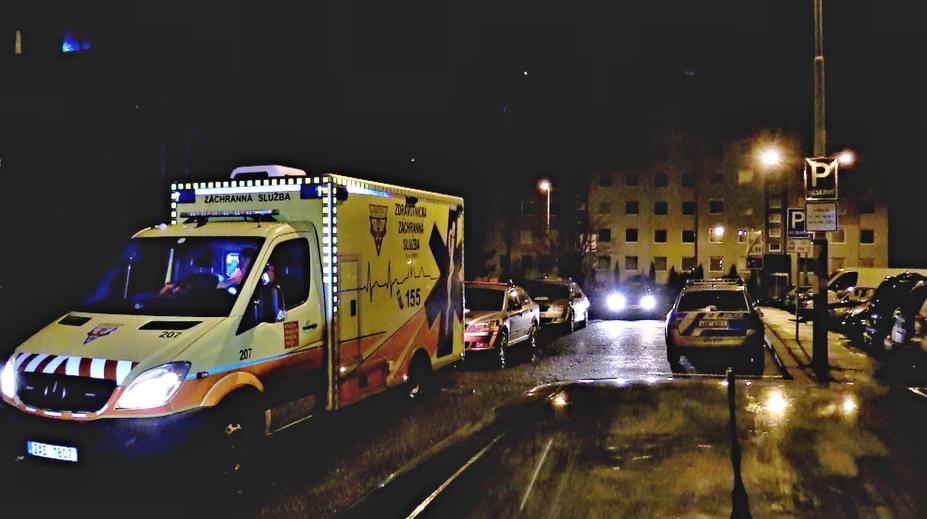 V Praze našli pobodaného muže, desítky policistů hledaly pachatele