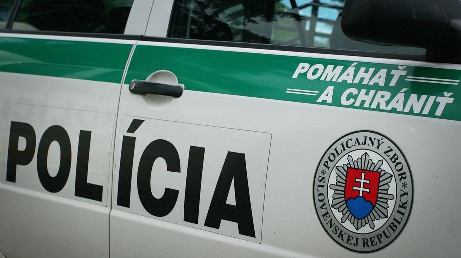 Dramatické záběry po útoku: Mladíka pobodaného na zastávce zachytila kamera