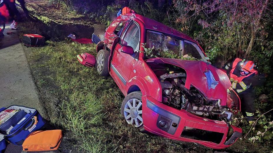 Tragická nehoda na Zlínsku: Auto plné lidí narazilo do stromu