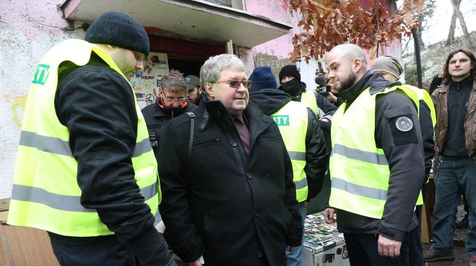 Exekutor poslal účet za vyklizení kliniky. Squatteři zuří, lidé se smějí