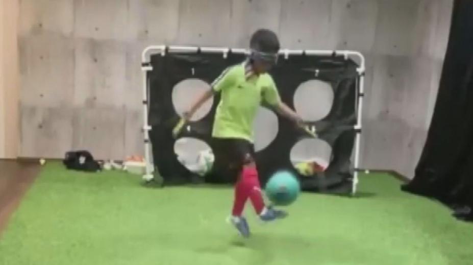 Borec na konec: Sportovní multitasking v podání malého chlapce