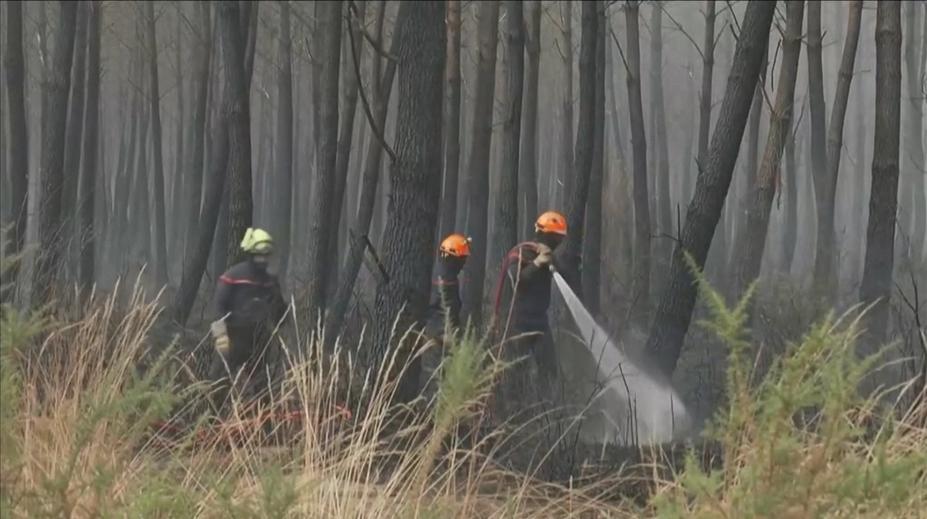 Hasiči ve Francii a Španělsku bojují s časem. Lidé přirovnávají situaci k peklu