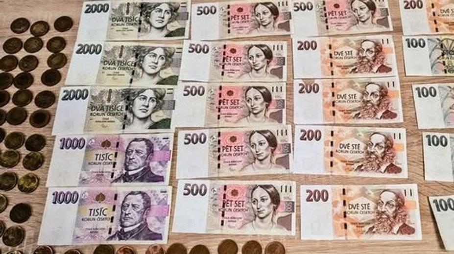 Mladý muž na ulici našel peněženku plnou peněz. Hledá se její majitel