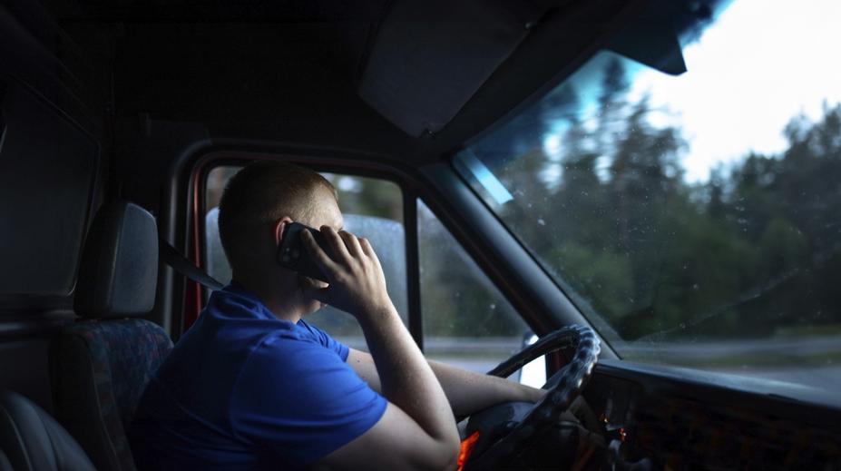 Telefon za volantem je stále častou příčinnou nehod: Ptej se dopravního experta