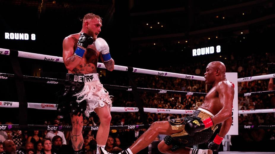 Youtuber Jake Paul má na kontě další výhru. Legendu UFC složil i na zem