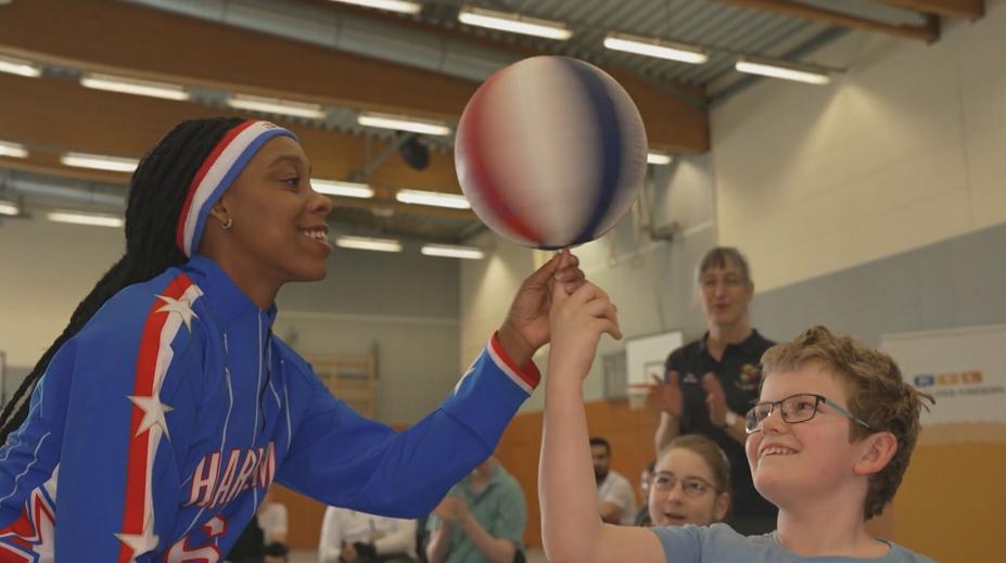 Hráči Harlem Globetrotters si v Německu zkusili basketbal na invalidním vozíku