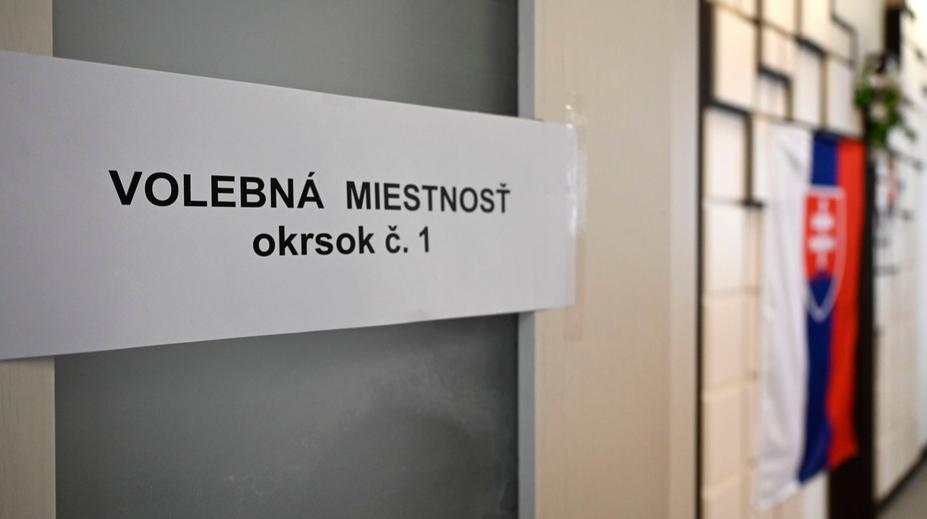 Na Slovensku museli přerušit volby. V lístcích našli podezřelý prášek