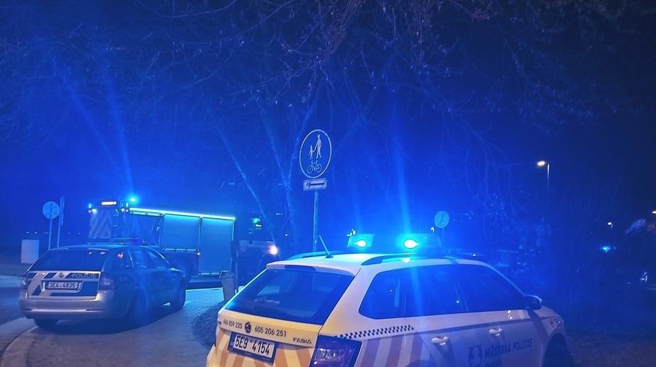Požár u covid pozitivních. Hasiči zasahovali v nepropustných oblecích
