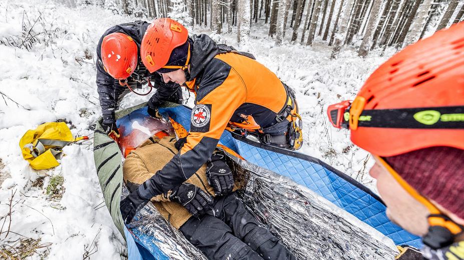 Dětem na sjezdovkách hrozí nebezpečí. Dejte jim baterku, radí Horská služba