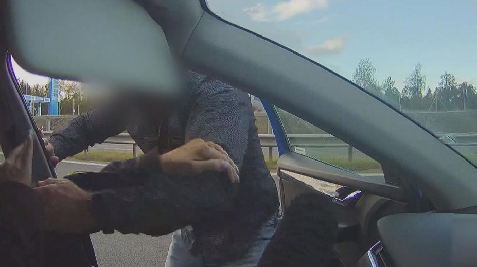 Agresorovi z D6 hrozí tři roky vězení. Už nikdy by neměl řídit, tvrdí experti