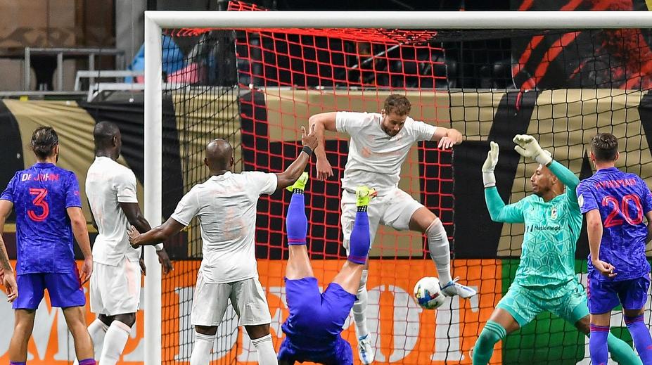 Útočník Atlanty vystřihl v MLS parádní nůžky z pěti metrů. Pak se strhla mela