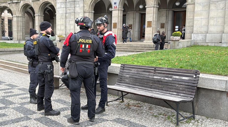 V okolí právnické fakulty v Praze zasahovala policie. Hledala ozbrojeného muže