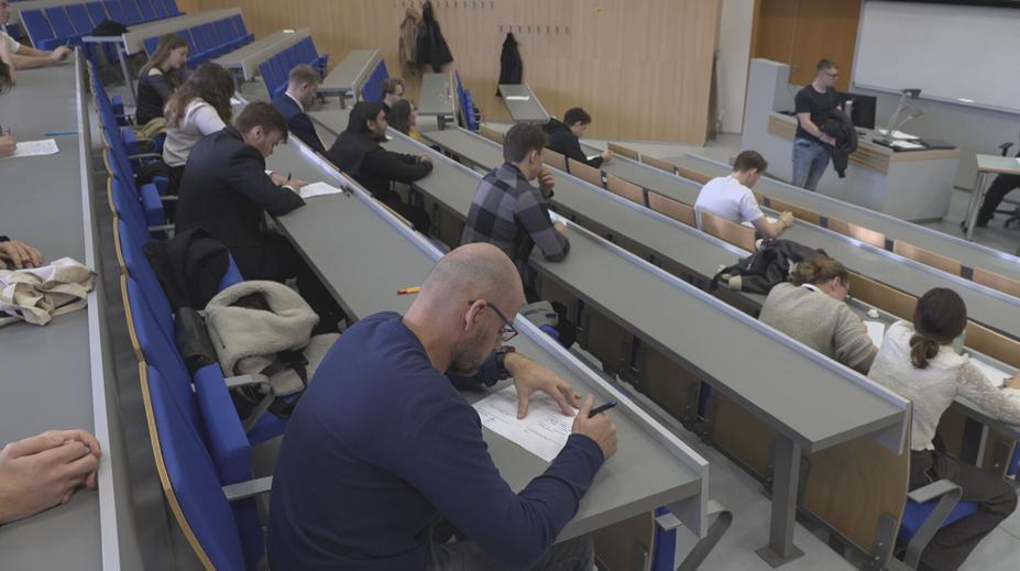 Málo míst pro studenty na vysokých školách: Ptejte se předsedy Rady vysokých škol
