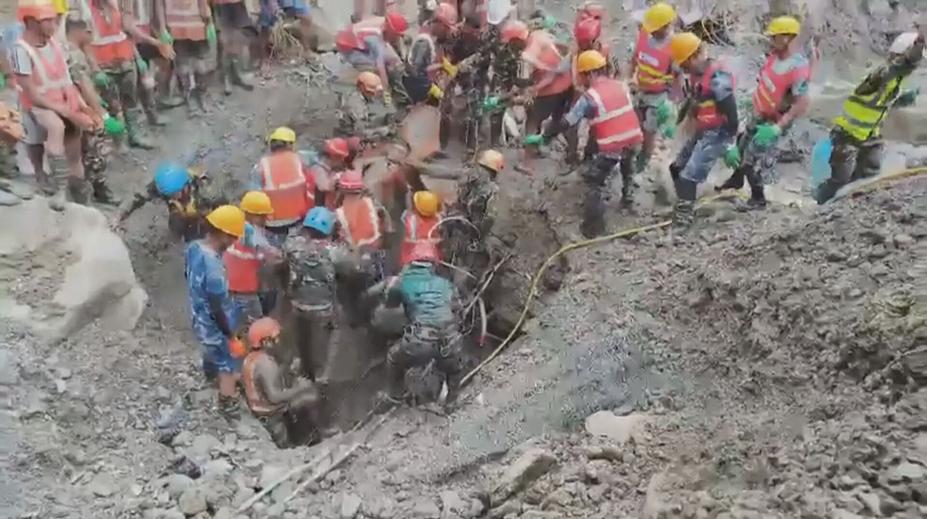 Devět dní v zavaleném tunelu. Záchranáři v Nepálu našli dva živé lidi