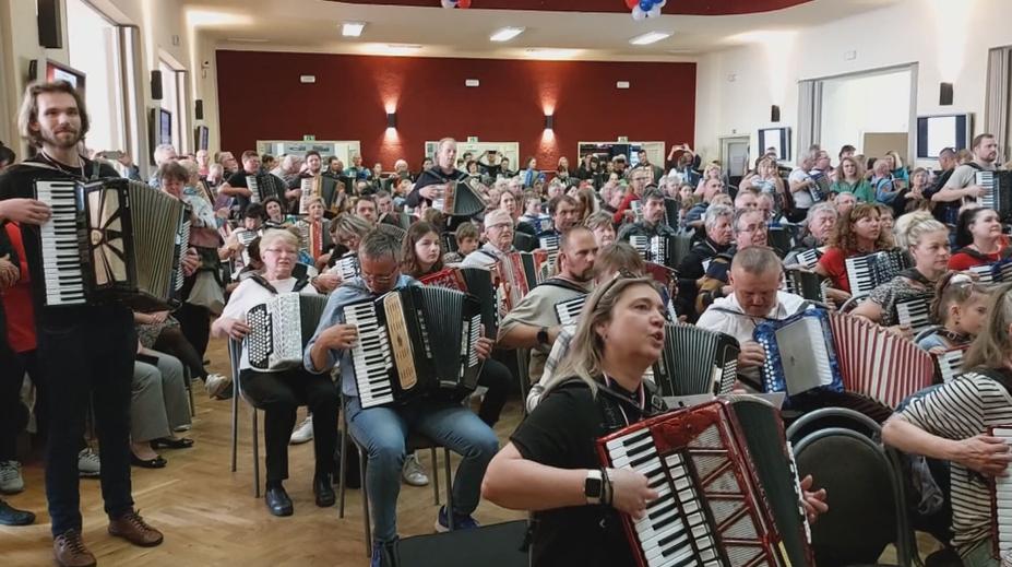 VIDEO: Přes 200 harmonikářů se sešlo a trhlo rekord. Podívejte se, co společně zvládli