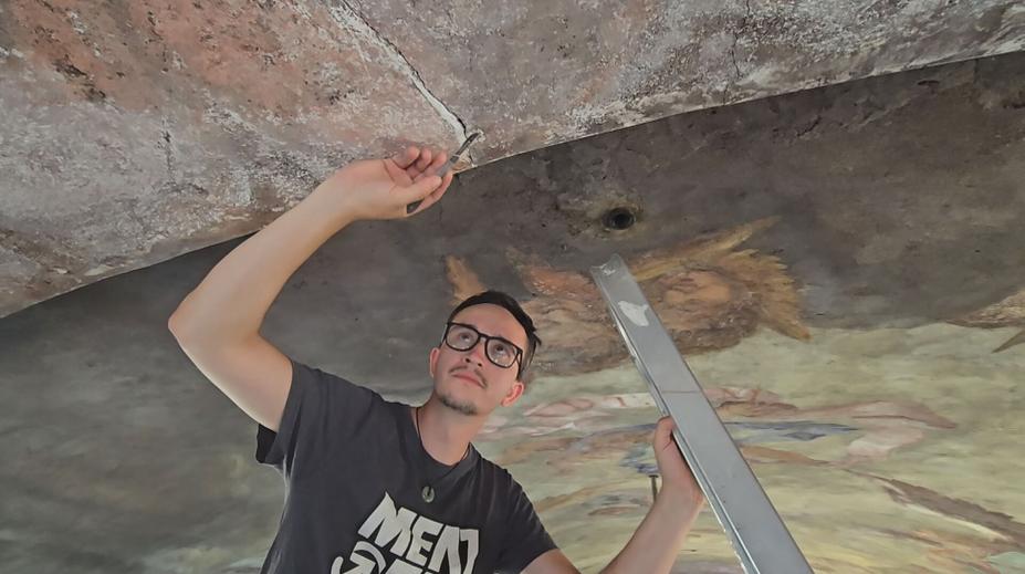 Největší kostel v Jihlavě prochází obnovou. Restaurátoři pracují i za provozu