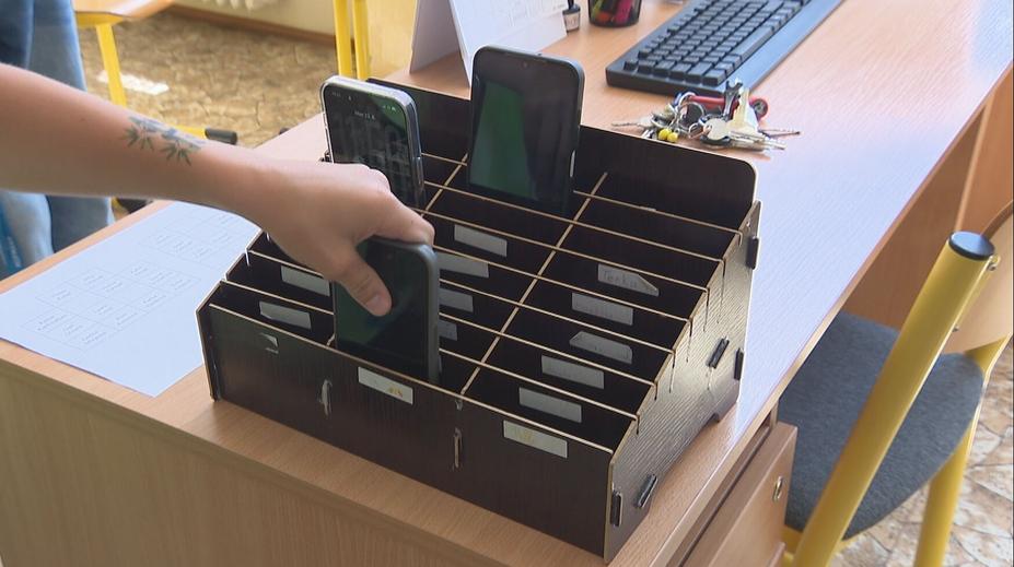 Ukládání telefonů do tašek nebo boxů: Školy čeká regulace mobilů