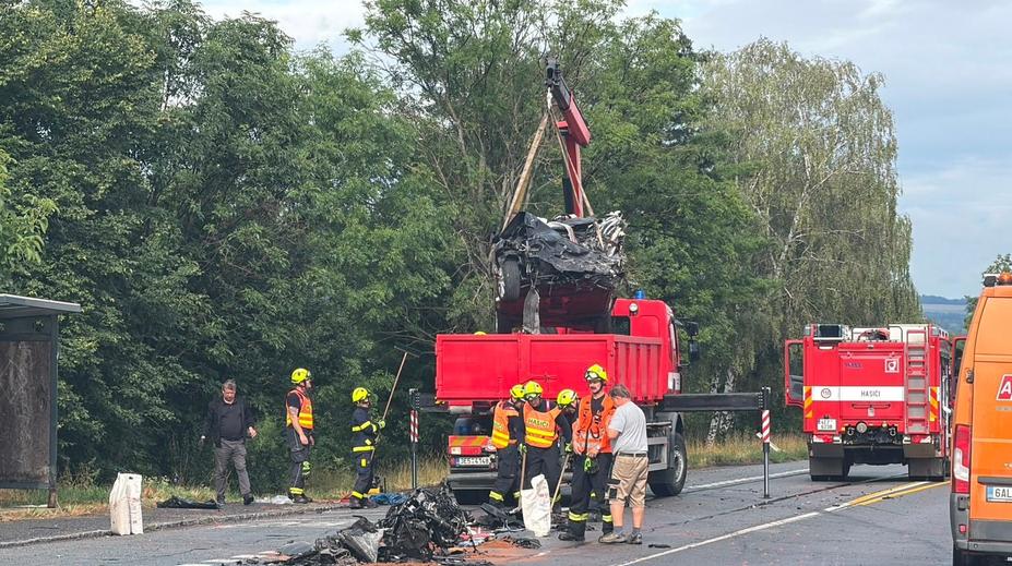 U Litomyšle se srazilo auto s náklaďákem. Dva lidé zemřeli, další jsou zranění