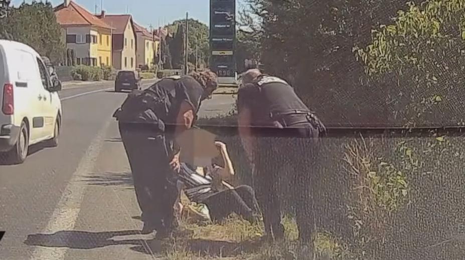 Seniorku po cestě domů skolilo vedro. Tepličtí strážníci ji našli u silnice