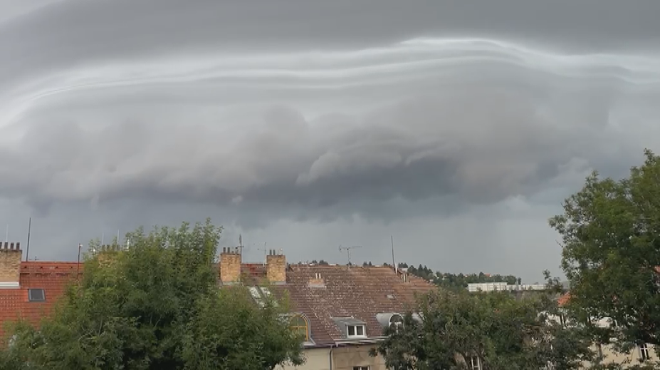 Studená fronta s bouřkami dorazila do Česka. Mapa ukazuje, kde bude pršet nejvíc