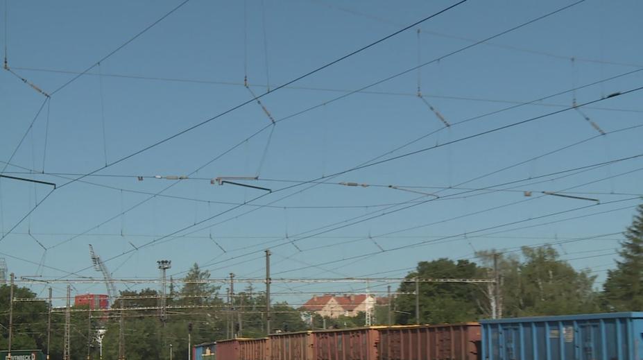 Mladík zemřel po zásahu elektrického výboje z trolejí