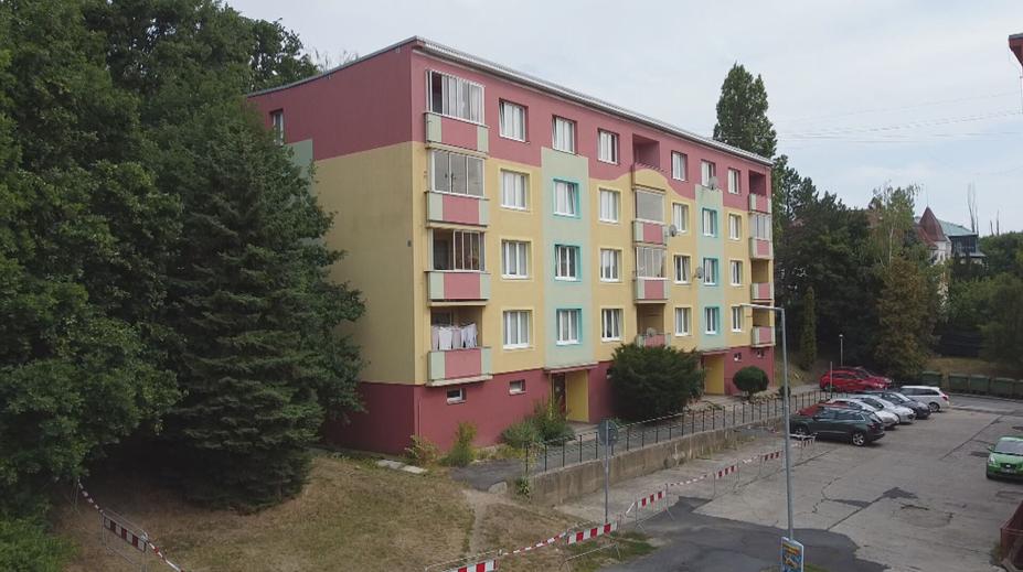 Evakuace paneláku v Chomutově. Kvůli prasklinám museli odejít i lidé z druhého vchodu